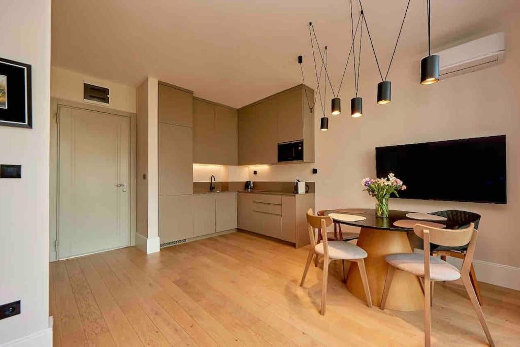 Luksusowy Apartament Przy Plazy Z Basenem Apartment